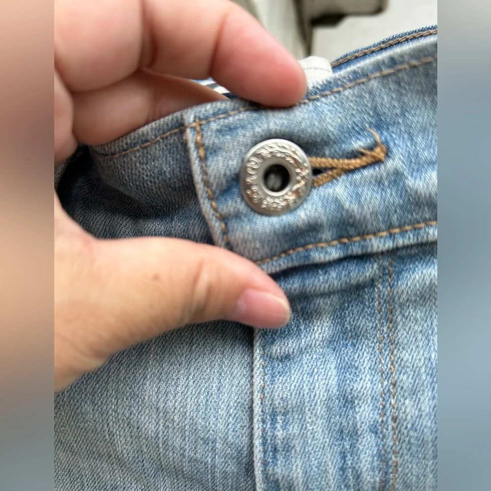 Levi’s denim shirt. NWOT. Size 4 - Picture 4 of 11